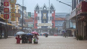 Thailand airlifts patients as floods in south kill 33