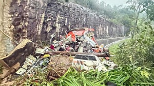 ভিয়েতনামে ভূমিধসে চলন্ত বাসের ৬ যাত্রী নিহত