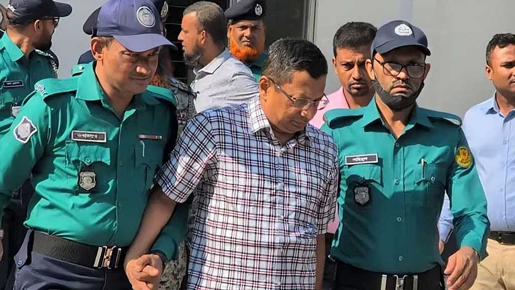 আদালতে পুলিশের সাবেক মহাপরিদর্শক (আইজিপি) চৌধুরী আবদুল্লাহ আল-মামুন।