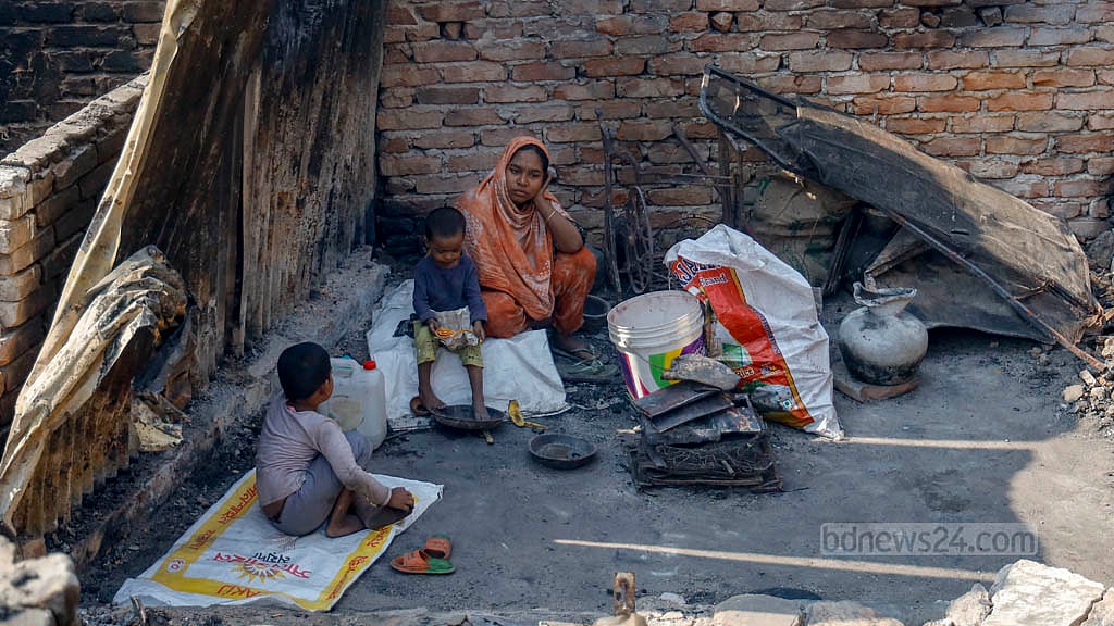 আগুনে সবকিছু হারিয়ে খোলা আকাশের নিচে আশ্রয় নিয়েছেন কড়াইল বস্তির বাসিন্দারা। 