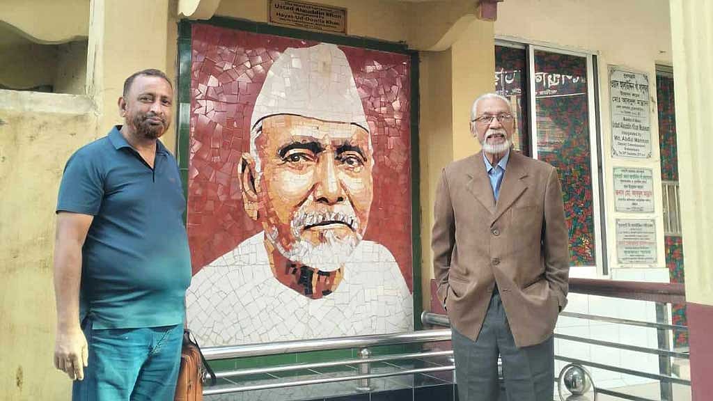 ওস্তাদ আলাউদ্দিন খাঁর ‍মুর‌্যালের সামনে শেখ সাদী খান