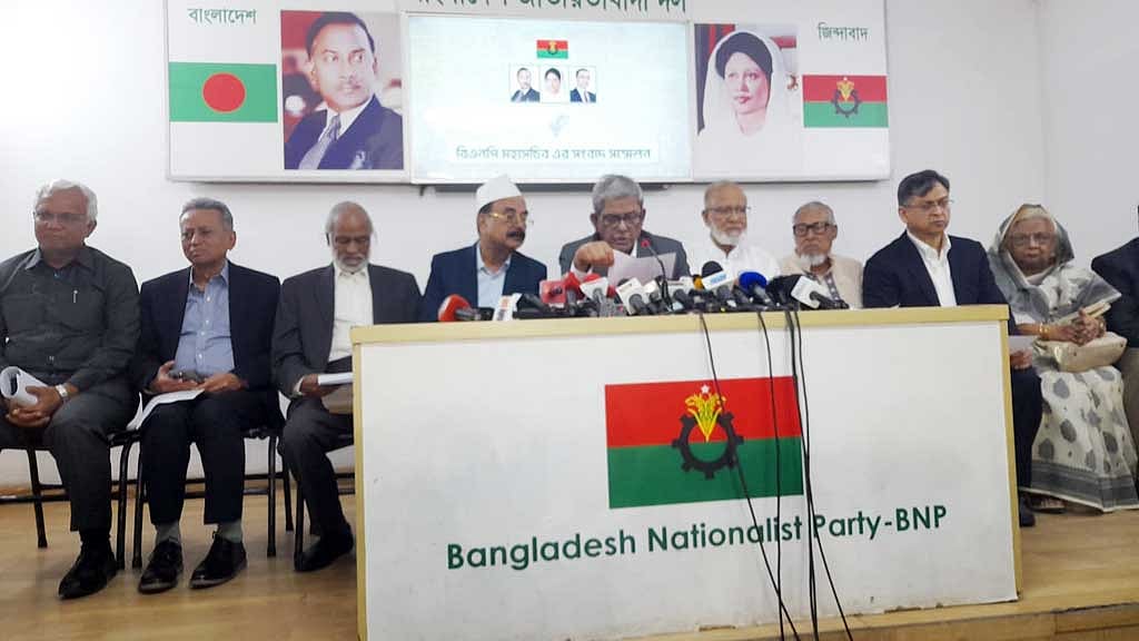 রাতে দলের স্থায়ী কমিটির বৈঠকের পর বিএনপির ব্রিফিং। 