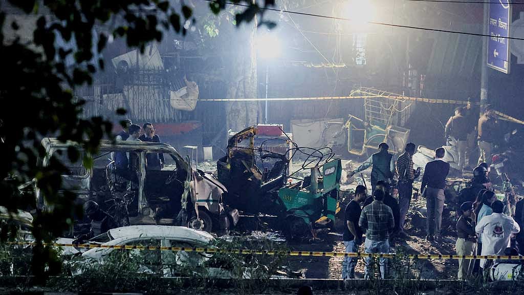 বিস্ফোরণের কিছুক্ষণ পরের দৃশ্যে ঘটনাস্থল। ছবি: রয়টার্স 
