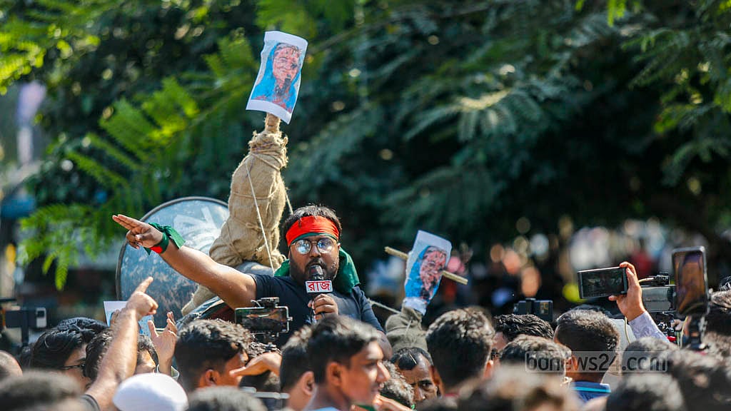ধানমন্ডি ৩২ নম্বরে শেখ মুজিবুর রহমানের বাড়ি আরেক দফা ভাঙতে এস্কেভেটর নিয়ে যায় ছাত্র-জনতা। পরে আইনশৃঙ্খলা বাহিনীর বাধায় ৩২ নম্বর সড়কে দাঁড়িয়ে তারা স্লোগান দেন।