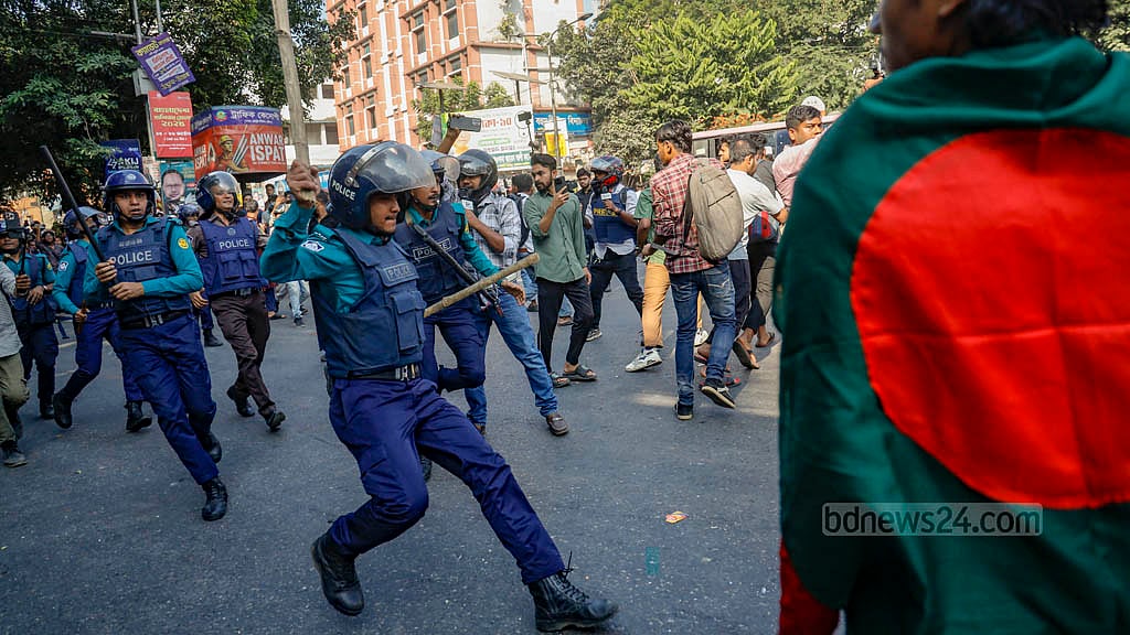 শেখ মুজিবুর রহমানের বাড়ি গুঁড়িয়ে দিতে সোমবার ধানমন্ডি ৩২ নম্বরে যাওয়া ছাত্র-জনতার সঙ্গে আইনশৃঙ্খলা বাহিনীর দফায় দফায় সংঘর্ষ হয়েছে।