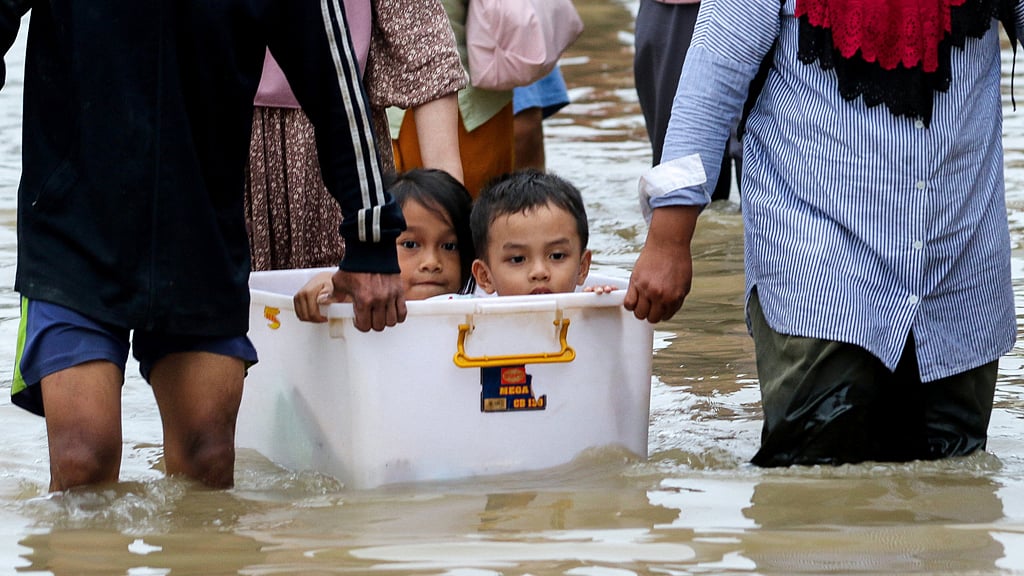 প্লাস্টিক কন্টেইনারে করে শিশুদের নিরাপদ স্থানে সরিয়ে নেওয়া হচ্ছে। ছবি: রয়টার্স 