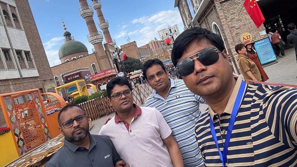 উরুমচিতে আজ আমাদের প্রথম অভিযান। গ্র্যান্ড বাজার বিজয়! ছবি: লেখক