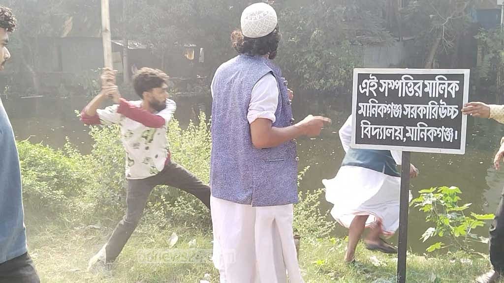 মানিকগঞ্জে বাউলদের ওপর ‘তৌহিদী জনতা’র হামলার একটি মুহূর্ত। প্রাণ বাঁচাতে আক্রান্ত এই ব্যক্তিটিকে এরপরই পানিতে ঝাঁপ দিতে দেখা যায়।