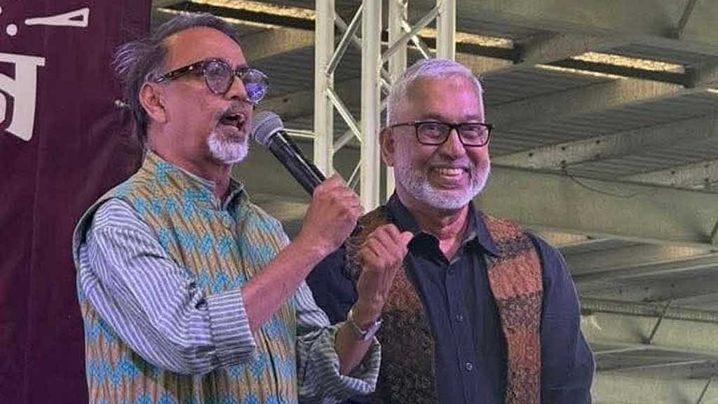 শিল্পী নকীব খানের সঙ্গে লেখক (বাঁয়ে)।