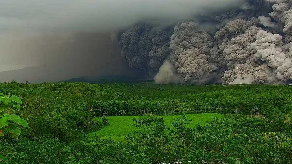 অগ্ন্যুৎপাতের সময় বের হওয়া প্রকাণ্ড ছাইয়ের মেঘ। ছবি: রয়টার্স