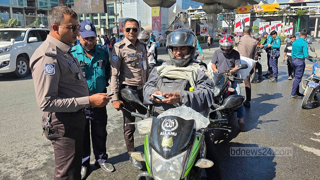 ১৫ নভেম্বর ২০২৫: নতুন পোশাকে মাঠে নামতে শুরু করেন পুলিশ সদস্যরা। আপাতত সীমিত পরিসরে সরবরাহ করা হয় নতুন পোশাক। ছবি: আব্দুল্লাহ আল মমীন