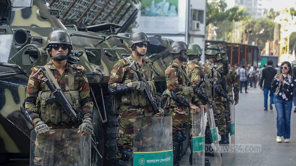 ১৭ নভেম্বর ২০২৫: জুলাই গণঅভ্যুত্থান দমানোর চেষ্টায় মানবতাবিরোধী অপরাধ সংঘটনের দায়ে সাবেক প্রধানমন্ত্রী শেখ হাসিনা ও সাবেক স্বরাষ্ট্রমন্ত্রী আসাদুজ্জামান খাঁন কামালকে প্রাণদণ্ড দেয় আন্তর্জাতিক অপরাধ ট্রাইব্যুনাল। এই রায় ঘিরে এদিন আদালত এলাকায় নিরাপত্তা ব্যবস্থা করা হয় জোরদার। ছবি: আব্দুল্লাহ আল মমীন