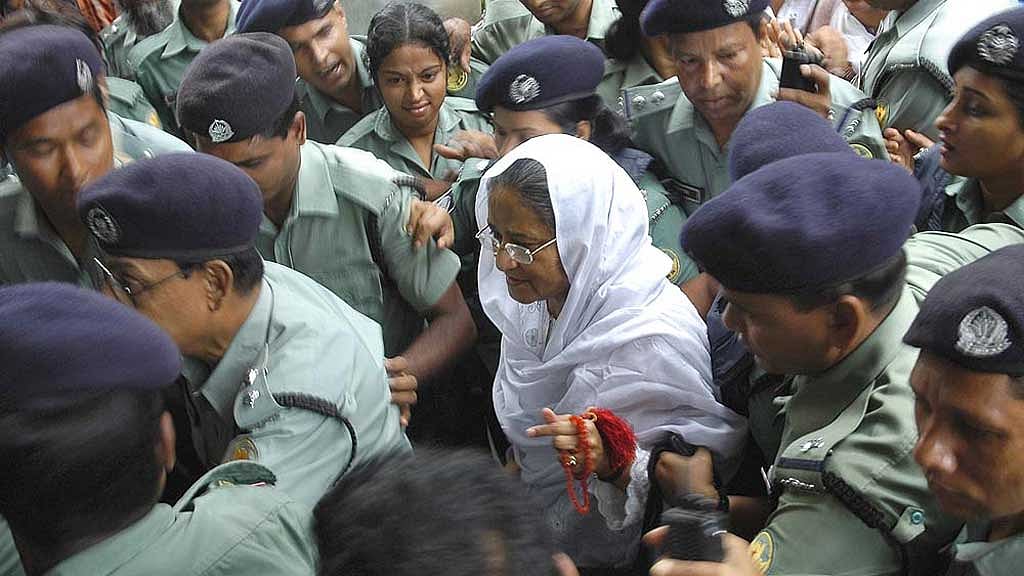 ২০০৭ সালের ১৬ জুলাই গ্রেপ্তার হন শেখ হাসিনা।