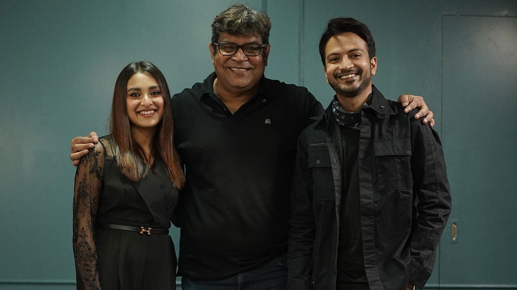 পরিচালক শিহাব শাহীনের সঙ্গে অভিনয়শিল্পী ইয়াশ রোহান ও তানজিম সাইয়ারা তটিনী।