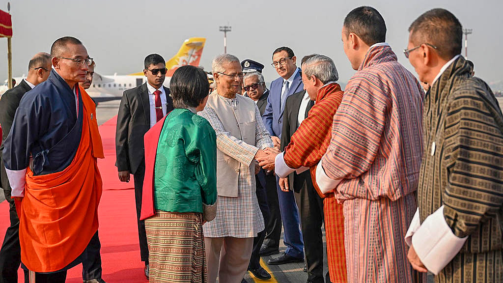 ২২ নভেম্বর ২০২৫: দুই দিনের রাষ্ট্রীয় সফরে বাংলাদেশে আসেন ভুটানের প্রধানমন্ত্রী শেরিং টোবগে। ঢাকার হযরত শাহজালাল আন্তর্জাতিক বিমানবন্দরে তাকে স্বাগত জানান প্রধান উপদেষ্টা মুহাম্মদ ইউনূস। ছবি: পিআইডি