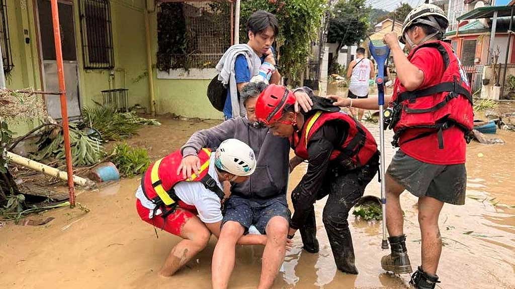 সেবু সিটির বিভিন্ন অংশে রাস্তাঘাট পানিতে তলিয়ে গেছে। ছবি: রয়টার্স