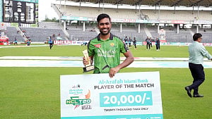 শেষ ব্যাটসম্যানের বাউন্ডারিতে রুদ্ধশ্বাস জয়ে ফাইনালের লড়াইয়ে আকবর-নাসুমরা