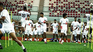 ‘হামজা কেবল মাঠে নয়, মাঠের বাইরেও নেতা’