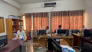 কাস্টমসের ছুটি বাতিলে বেনাপোল বন্দর খোলা, ব্যবসায়ীদের উপস্থিতি কম