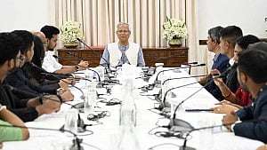প্রধান উপদেষ্টার সঙ্গে জাতীয় নীতি প্রতিযোগিতায় বিজয়ীদের শুভেচ্ছা বিনিময়
