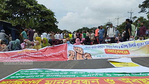 Islami Bank staff stage highway protest in Ctg
