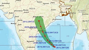 সাগরে ঘূর্ণিঝড় মোনথা, ২ নম্বর সংকেত