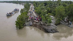 দাকোপে বাঁধ ভেঙে পানিবন্দি হাজারো মানুষ