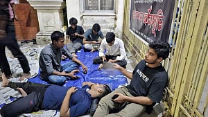 ঢাকা সেন্ট্রাল ইউনিভার্সিটি: ক্লাস শুরুর দাবিতে অনশন, ‘অসুস্থ ২’
