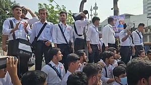 ঢাকা কলেজের ‘স্বকীয়তা’ রক্ষার দাবিতে বিক্ষোভ-অবরোধ