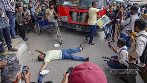 শাহবাগে দৃষ্টি প্রতিবন্ধীদের ‘লং মার্চ’