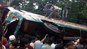 3 die as passenger bus overturns in Feni