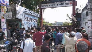 প্রশ্নফাঁসের অভিযোগ: কুষ্টিয়ায় সিভিল সার্জন কার্যালয়ের ফটকে তালা