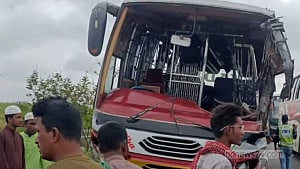 Man dies as two buses collide on expressway
