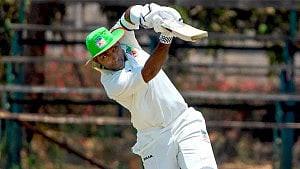 জিম্বাবুয়ের জার্সিতে অভিষেকের দুয়ারে ট্রিপল সেঞ্চুরির রেকর্ড গড়া নাকভি