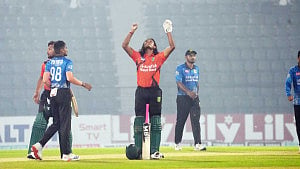 অদম্য অভিষেকের ব্যাটিং ঝড়ে ফাইনালে খুলনা