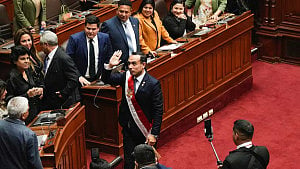 বলুয়ার্তে ক্ষমতাচ্যুত, হোসে হেরিকে প্রেসিডেন্ট বানাল পেরুর পার্লামেন্ট