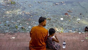 দূষণে ভরা হাতিরঝিল