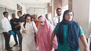 ঢাবি ছাত্রীকে ‘মারধর’ : স্বপ্ননিবাস হোস্টেল পরিচালক রাজিয়ার জামিন