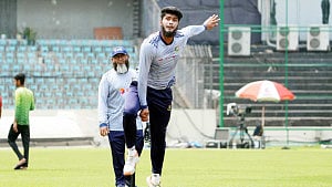 সাদা বলে রঙিন রিশাদকে সাদা পোশাকেও দেখতে চান মুশতাক