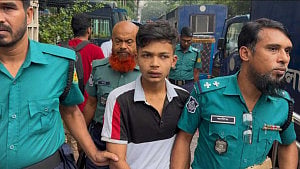বিচারকের গাড়ির যন্ত্রাংশ ‘চুরির চেষ্টা’, পিটুনি দিয়ে পুলিশে