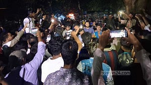 রাকসু: দিনভর ‘সুনসান’ ক্যাম্পাস, সন্ধ্যায় গান-আড্ডায় জমজমাট