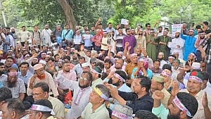 এমপিওভুক্ত শিক্ষকরা ‘লাগাতার অবস্থানে’, কোথাও কোথাও কর্মবিরতি