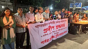 গুইমারায় নিহতদের স্মরণে শাহবাগে প্রদীপ প্রজ্বালন, তদন্ত ও ক্ষতিপূরণ দাবি