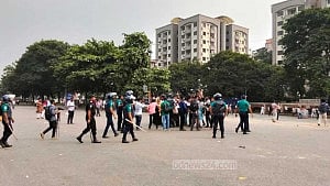 Police clear 'July fighters' from Parliament plaza