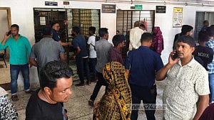 সিলেটে আদালতে সাংবাদিকের ওপর আসামির হামলা, মোবাইল ভাঙচুর