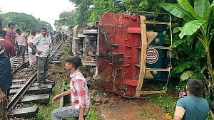 সিলেটে ‘উদয়ন এক্সপ্রেস’ লাইনচ্যুত, সারাদেশের সঙ্গে রেল যোগাযোগ বন্ধ