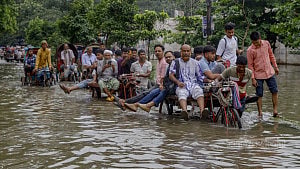Overnight downpour leaves Dhaka waterlogged