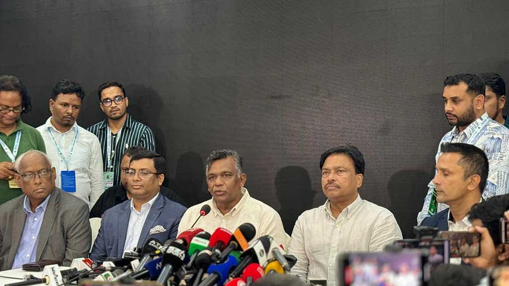 বিসিবি সভাপতি নির্বাচিত হয়ে প্রতিক্রিয়া জানাচ্ছেন আমিনুল ইসলাম, তার সঙ্গে বোর্ড পরিচালক নাজমূল আবেদীন, শাখাওয়াত হোসেন, ফারুক আহমেদ ও খালেদ মাসুদ। ছবি: বিডিনিউজ টোয়েন্টিফোর ডটকম।