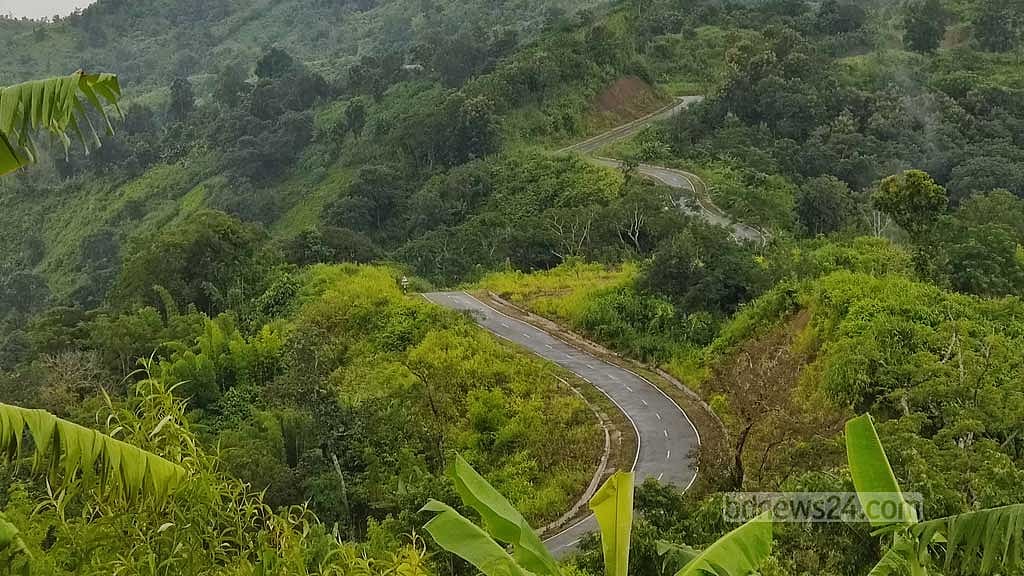 বগালেক থেকে কেওক্রাডং পাহাড় চূড়ায় উঠার সময় আঁকাবাঁকা পথের দৃশ্য