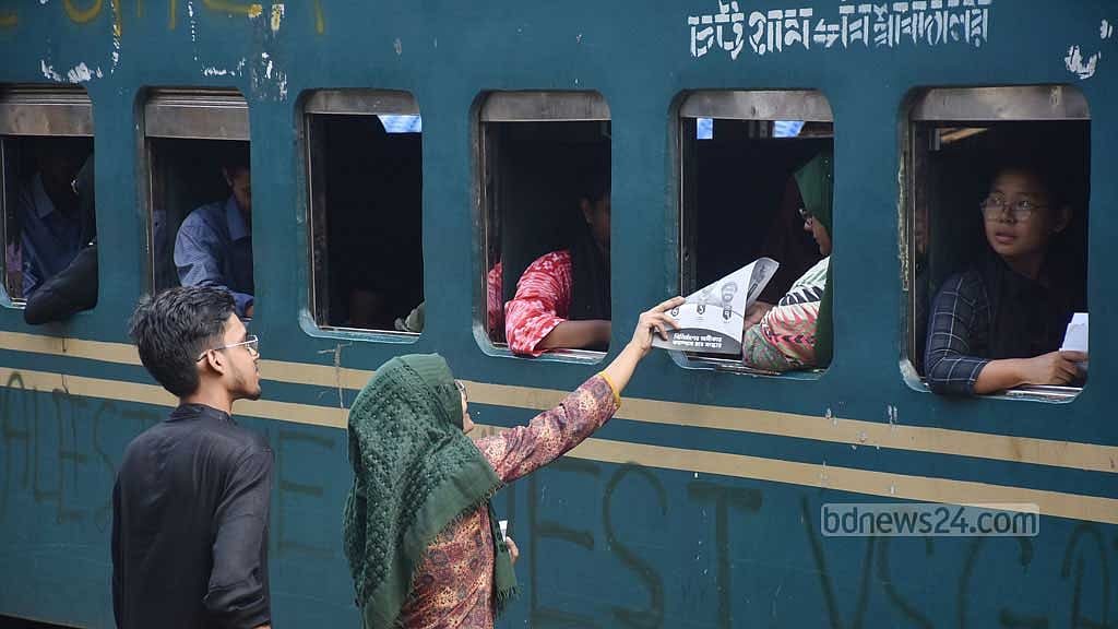 দুর্গা পূজার ছুটি শেষে বিশ্ববিদ্যালয় খোলার প্রথম দিনে চাকসু নির্বাচনের প্রচারে নেমে পড়েছেন প্রার্থীরা। শাটল ট্রেনে শিক্ষার্থীদের প্রচারপত্র দিচ্ছেন ‘বিনির্মাণ শিক্ষর্থী ঐক্য’ প্যানেলের জিএস পদপ্রার্থী চৌধুরী তাসনীম জাহান শ্রাবণ।